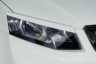 Крашеный комплект. Реснички на фары Skoda Octavia III A7 (2013-2016) Цвет Белый LC9A(0Q0Q) + УСТАНОВОЧНЫЙ КОМПЛЕКТ